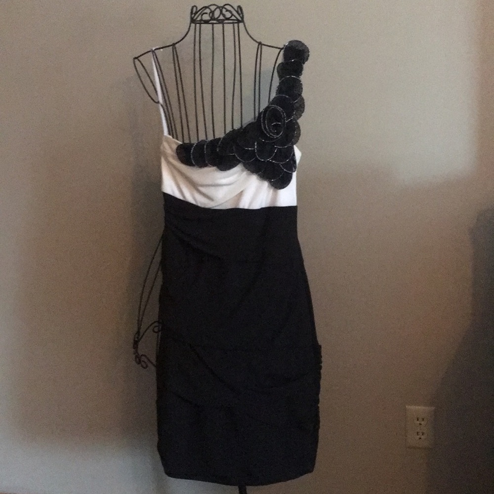 One shoulder B.Smart dress.